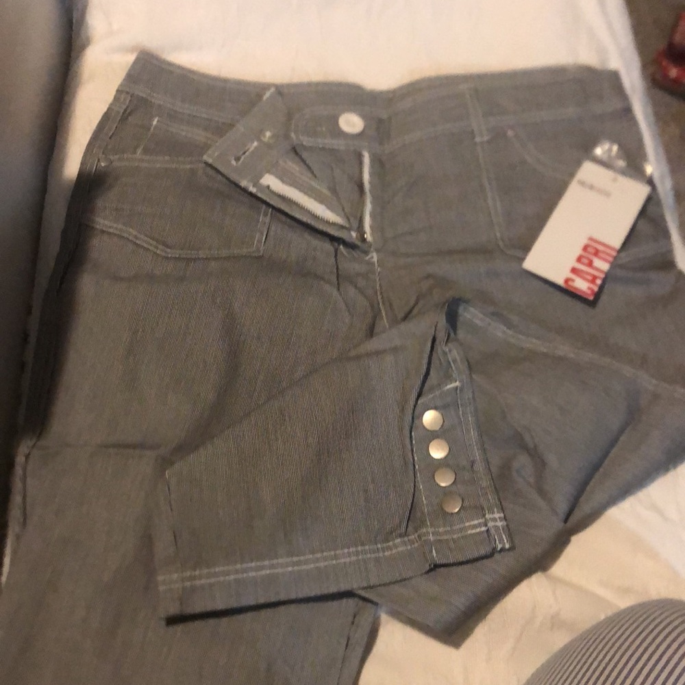 Bundle 2 for $22. 💝 Super cute capri pants!